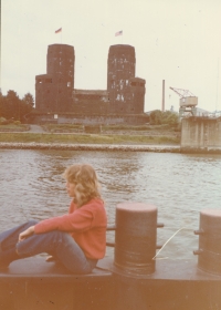 Wife Věra Fleischmannová, ruins of the bridge near Remagen 1984