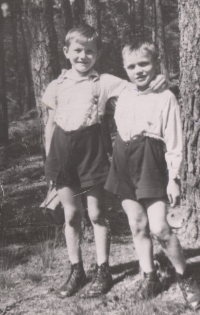 Josef Utíkal s bratrem Jiřím v dětském domově v České Lípě v roce 1947. Kšandy přidržují dospělácké kalhoty