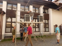 Festival Against Memory Loss: erecting the scaffolding outside the windows of the Volary Town Hall; they will play music into the windows to disrupt the meeting of the Czech Border Guard Club
