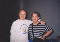 Pamětník s celoživotním kamarádem Karlem Seitlem, držitelem světových rekordů ve vzpírání. Fotografie z roku 2000