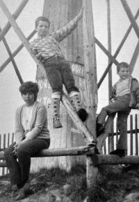 Alan Kubica with his father's second wife and younger brother Jan on Lysá hora in Beskydy