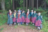 Die Adlergebirger ("The Orlice Highlanders"), a folklore group that performs original German folk songs from the Orlické Mountains and the contemporary music written by German deportees. Marie Satrapová has been a member for many years. Choirmaster Alois Galle led the group for years.