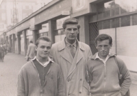 S kamarády při odjezdu na vojnu v roce 1960. Josef Utíkal stojící vlevo