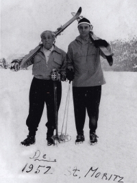 Norbert Auerbach se svým otcem ve švýcarském letovisku St. Moritz (r. 1952)