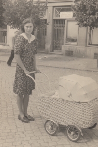 Blanka Göthová in a pram with her mother, Luka nad Jihlavou, 1945