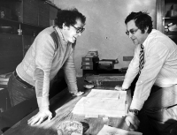 Jaroslav Veis in the editorial office of the Sedmička pionýrů magazine with the editorial secretary Josef Týč, 1970s