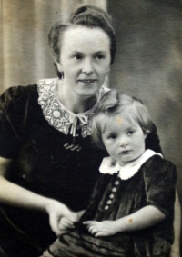 Little Brunhilde with her mother (1941)