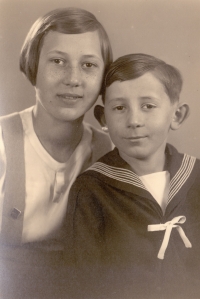 Naděžda Řeháková (roz. Šafářová) a mladší bratr Karel Šafář