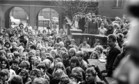 Shromáždění studentů před pedagogickou fakultou v Ústí nad Labem, listopad 1989