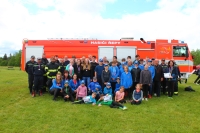 Lubomír Spálenka (fourth from the right) with children and the Řepy Volunteer Fire Department