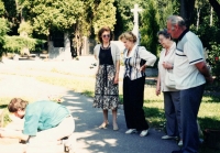 At the Brno cemetery during the installation of the inscription "Kamil Fuchs" - 1996. From left: Pavla Seitlová, Věra Fuchsová, Alena and Mojmír Korvas
