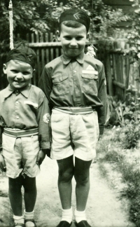 Jaroslav Špaček (left) with his brother Václav Špaček, 1948