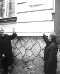 French ambassador and Václav Havel unveiling a memorial plaque to legionary Záruba in Čelákovice, 1990