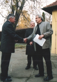 Jaroslav Špaček with Minister of Culture Pavel Dostál, presentation of the Artis Bohemiae Amicis medal, 2003