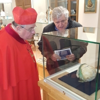 Jaroslav Špaček with Cardinal Dominik Duka over the discovery of a child's headdress, 2020