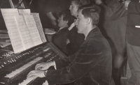 Při hře na varhany v kostele, 70. léta 20. století
