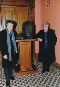 Tomáš Mikeska (right) with the head of the statue of Winston Churchill at the Žižkov Town Hall