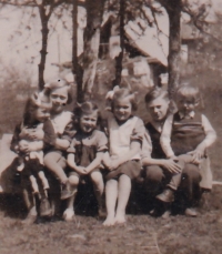 Sourozenci, Valtraud Vejmolová druhá zleva