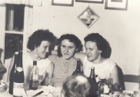 Zleva sestry pamětnice Gerta, Ilse a Inge