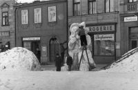 Drogerie rodičů pamětníka na náměstí v Lomnici nad Popelkou, před níž Josef Borovec vytváří sochu ze sněhu. V drogerii se sešel představitel odbojové organizace ÚVOD doc. Vladimír Krajina s členem paravýsadku ANTIMONY Františkem Závorkou. (Fotografie pořízena mezi lety 1942 až 1945)
