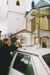 Jáchym Jaroslav Šimek attaching the amplion to the car that helped sell "the priest's socks" (Nížkov)