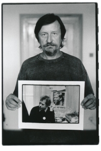 Jiří Hanke with a photo of Václav Havel from 1989
