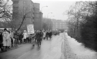 Průvod směřující na demonstraci na Mírové náměstí v Ústí nad Labem, listopad 1989
