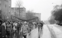 Průvod směřující na demonstraci na Mírové náměstí v Ústí nad Labem, listopad 1989