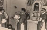 Zleva: Karel Fořt, Alexander Heidler a Ludvík Armbruster při bohoslužbě (Německo), r. 1959)
