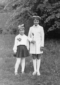 Daughters Erika (1959) and Ilona (1963) in 1967