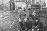 Babička pamětnice Božena Rokosová s vnučkou Renatou, 70. léta dvacátého století