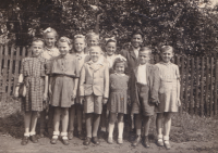 Volyňské děti na zkušené v Ostravě, Božena Frolová čtvrtá zleva, léto 1947
