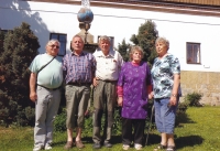 Maminka Emma Pohlová se sourozenci. Zprava Marie Nývltová (*1941), Emma Pohlová (1938–2019), Jindřich Šrůtek (1943–2024), Pavel Plný (1939–2025), Václav Šimek (nevlastní bratr)
