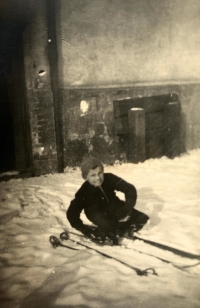 Skiing, 40s