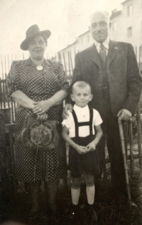 Josef Bartík Jr. with his parents, 40s