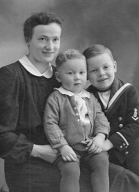 Mother Hildegard Geissler and brother of her husband Erich, Lothar. They sent the photograph to father Erich at the front, where he was killed.