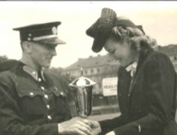 Otec František Princ po vítězství v srpnu 1946 dostává od herečky Adiny Mandlové pohár