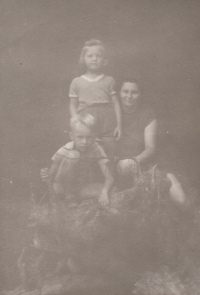 Pamětník jako dítě s matkou a dcerou v 50. letech