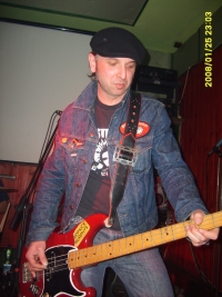 Bassist Pavel Báča in The Hysterics, 2008