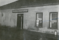 Samoobsluha u závodu Tonak v Novém Jičíně, na okně prodejny je místo, kde byl vylepen leták skupiny Jariho Vassingera. Fotografie ze spisu V-4629 OV, důkazní materiál nasbíraný StB