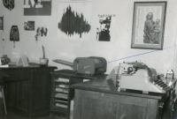 Pohled na rozmnožovací přístroj Ormig zn. Maxima, který byl majetkem okresního výboru ČSM Nový Jičín ve Švermově ulici a na kterém skupina Jariho Vassingera rozmnožila letáky.  Fotografie ze spisu V-4629 OV, důkazní materiál nasbíraný StB