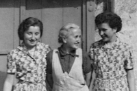 Waltraud and Ingeborg Görner with their mother Martha in the courtyard in Jiřetín pod Jedlovou