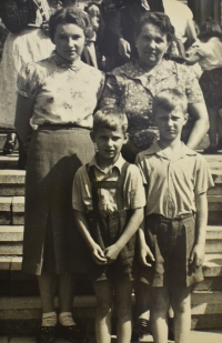 From left: aunt Jana, Jiří Bušek, grandmother, brother Vratislav