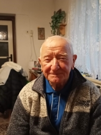 Pamětník Slavomil Braun při natáčení svého vyprávění pro projekt Příběhy našich sousedů