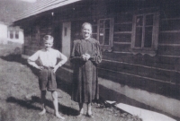 Slavomil Braun jako dítě s milovanou babičkou Františkou Fischerovou