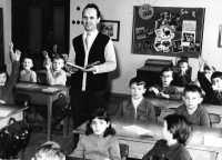 Jaroslav Strnad with his pupils, on the right penultimate bench daughter Magda, Lichkov around 1959