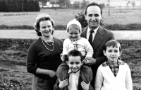 Marie and Jaroslav Strnad with their daughter Magda (* 1952) on the bottom right, son Bohumir (* 1954) and youngest Michaela (* 1959), 1960s