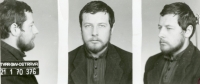 Fotografie z vyšetřovacího spisu číslo V-4629 OV, policejní fotografie Jariho Vassingera po jeho zatčení