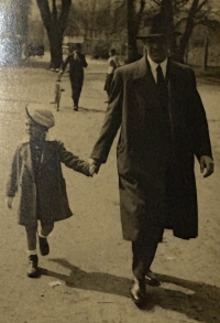 Jiří Petz, with his father Bohumil Petz, trip to the zoo, 1935