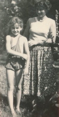 Václava Císařovská with her mother, ca. 1957